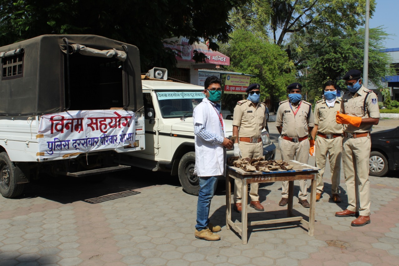 radio police distribute food packets to jp hospital bhopal