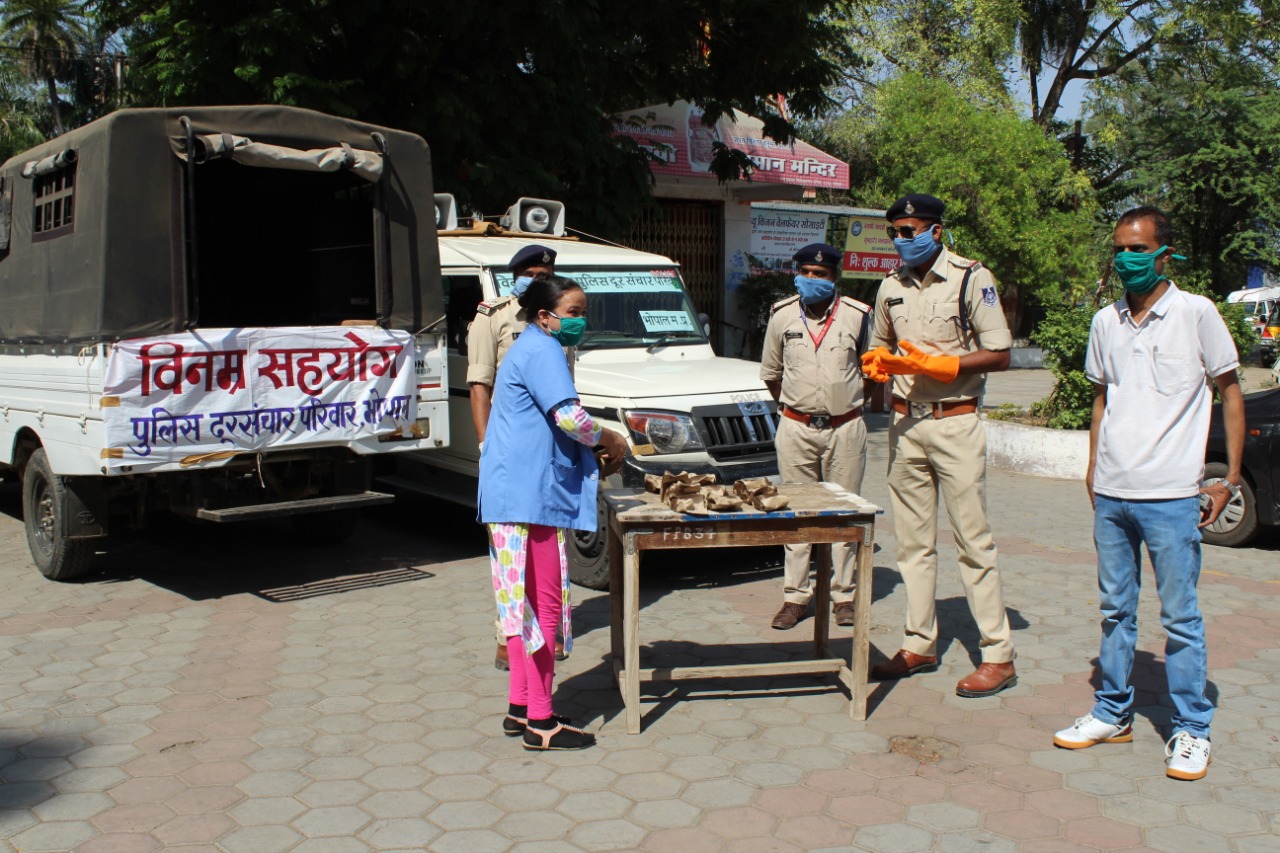 radio police distribute food packets to jp hospital bhopal