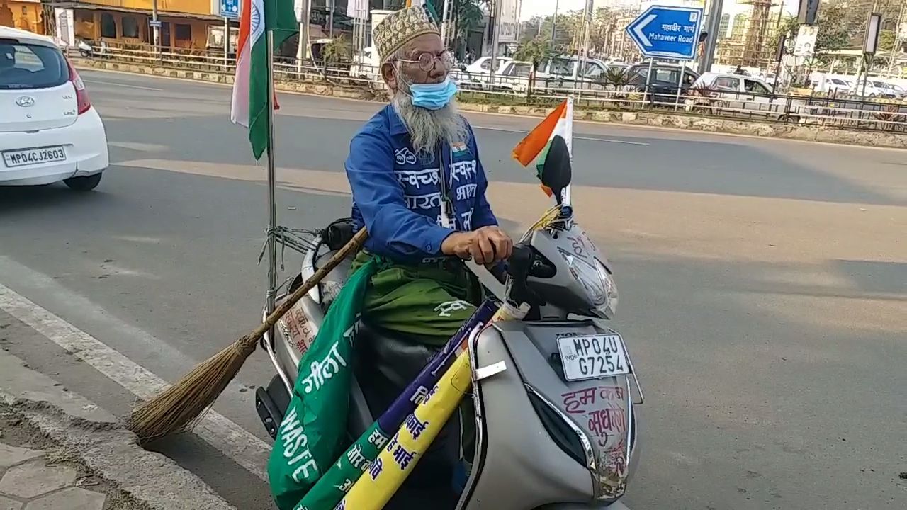 Saifuddin giving the message of cleanliness