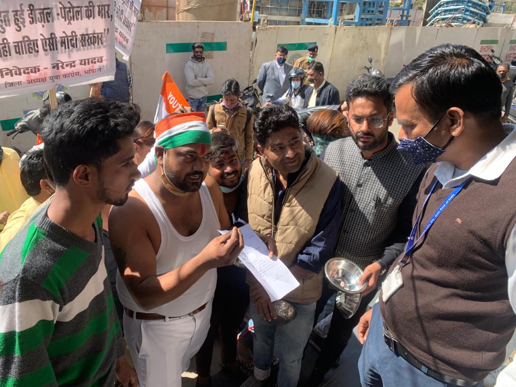 Youth Congress protests against petroleum prices