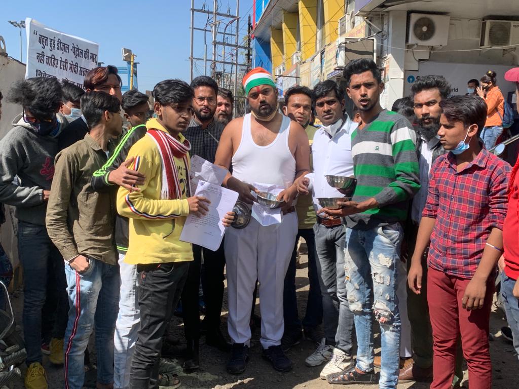 Youth Congress protests against petroleum prices