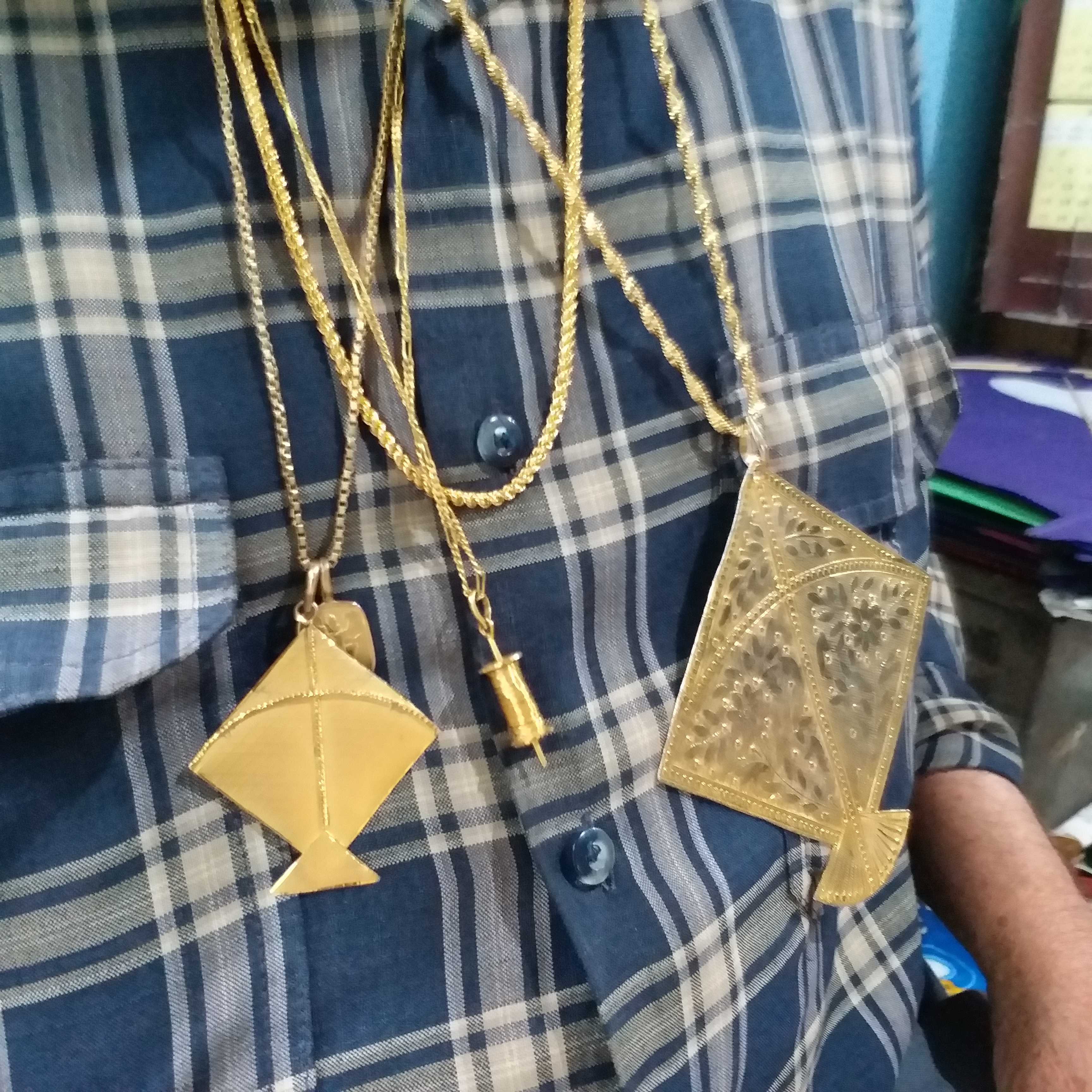 A man wearing a gold kite worth eight lakh rupees around the neck of Makar Sankranti at Bhopal in Madhya Pradesh