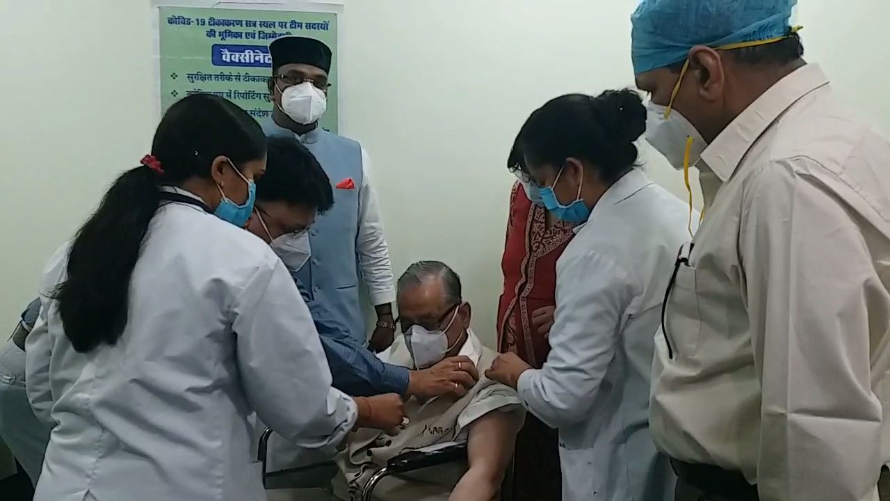 Senior citizen vaccinated in presence of Vishwas Sarang at Hamidia Hospital