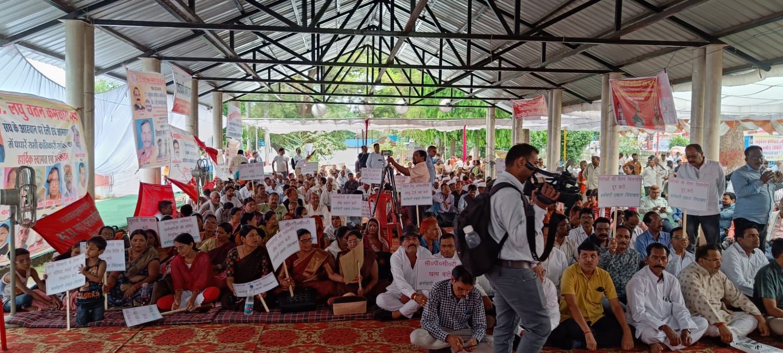 employees protest for ops in bhopal