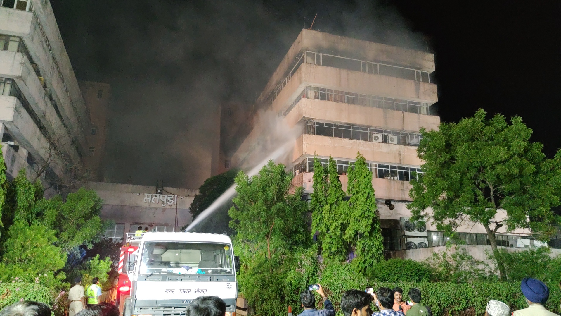 MP: Bhopal: Fire Update: The fire that broke out in Satpura Bhavan on Monday continued to burn till Tuesday morning.