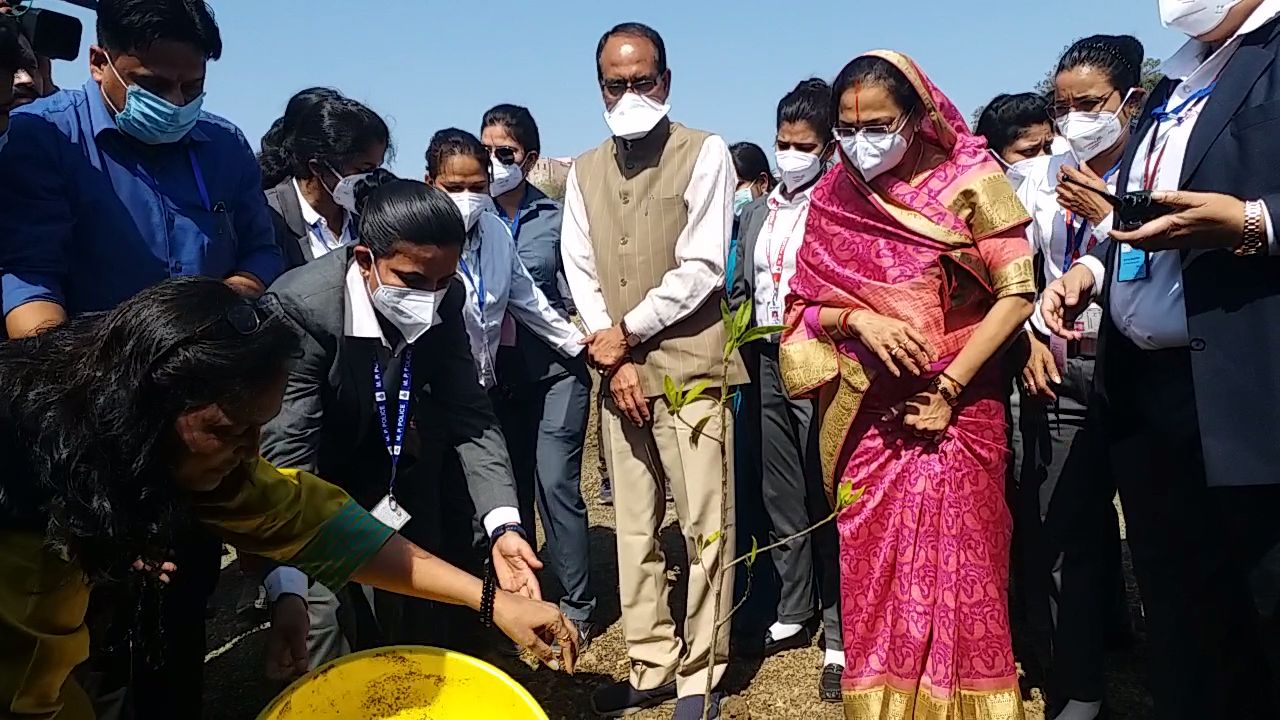 CM Shivraj planted trees with women in bhopal