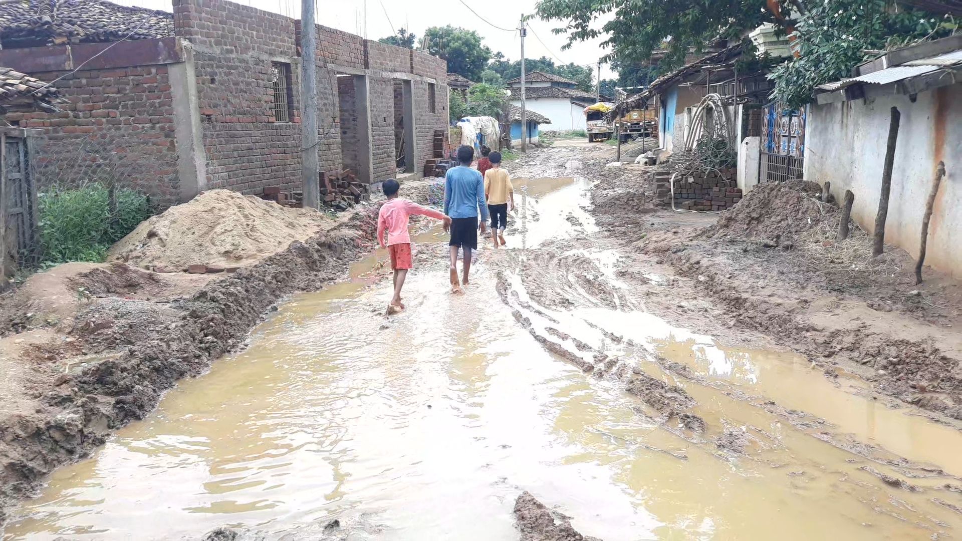 Protest by planting a road in Balaghat