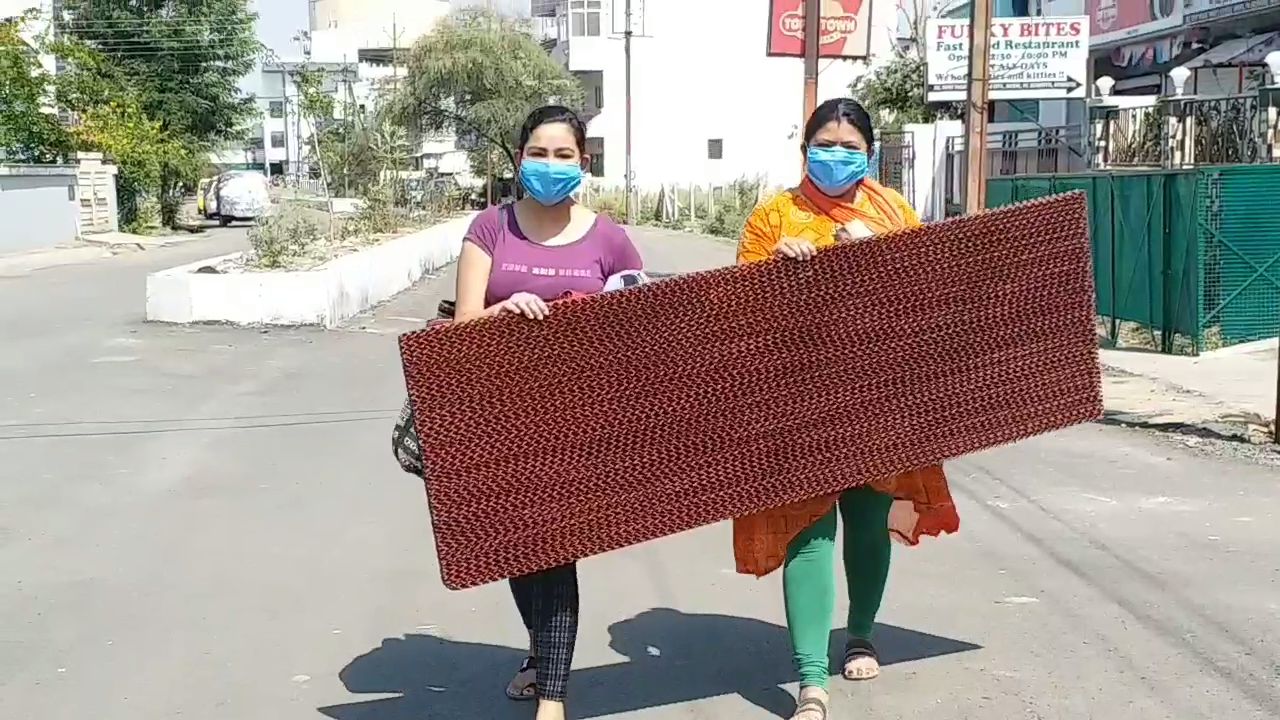 People are fighting the corona and heat in Bhopal