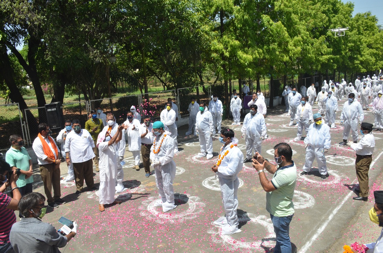 RSS in Bhopal greeted scavengers Corona warriors