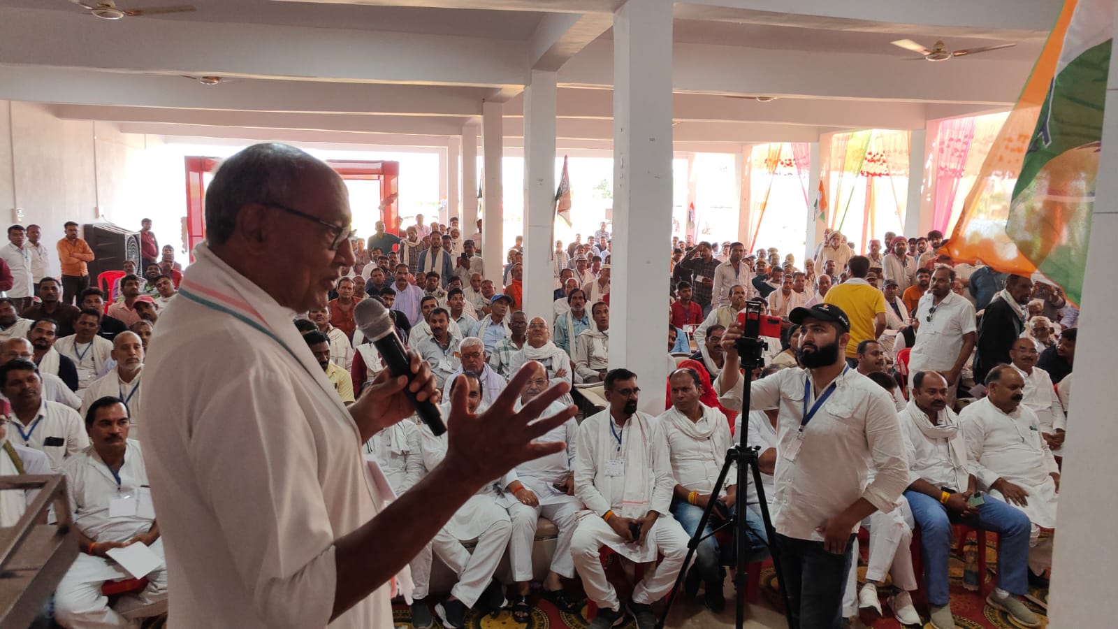 Digvijay Singh addressing  workers