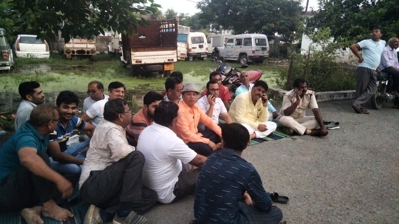 traders sitting on dharna
