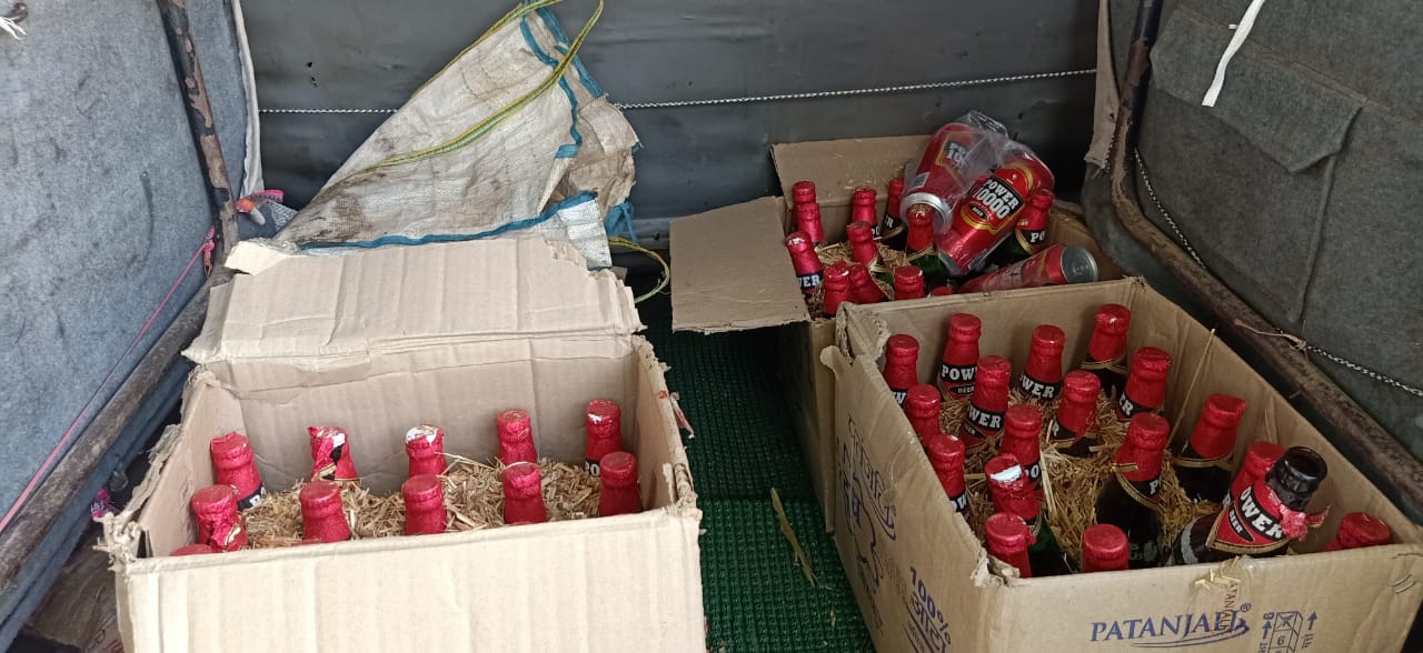 Villagers caught a vehicle full of illegal liquor