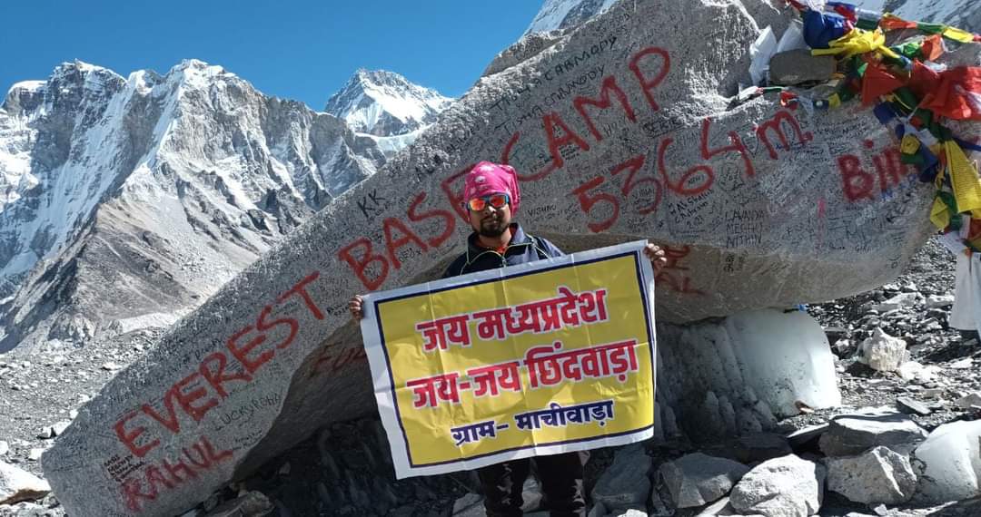 mountaineer neeraj dehariya hoisted tricolor