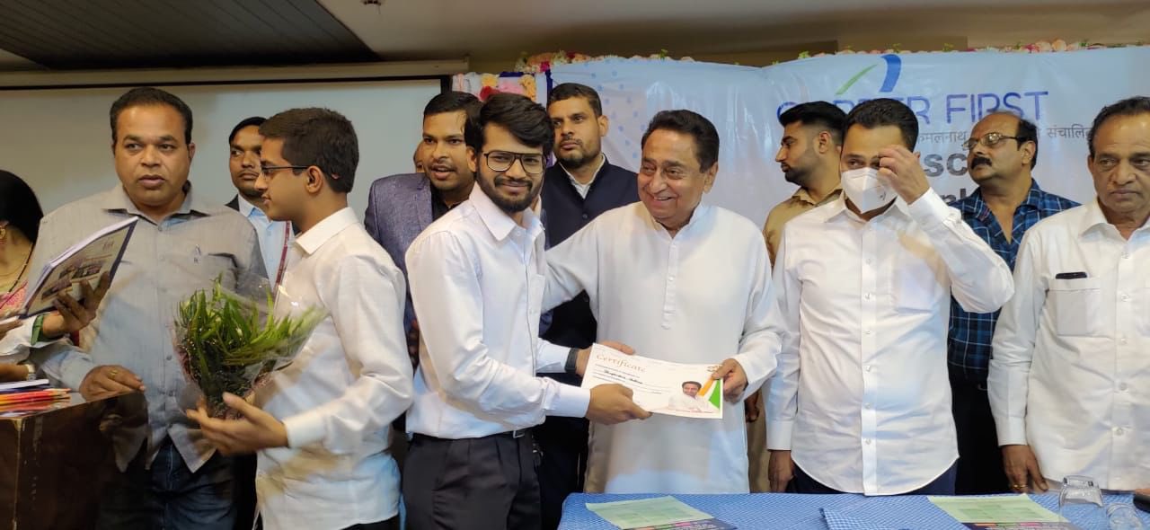 Kamal Nath providing Free online coaching to students of Chhindwara