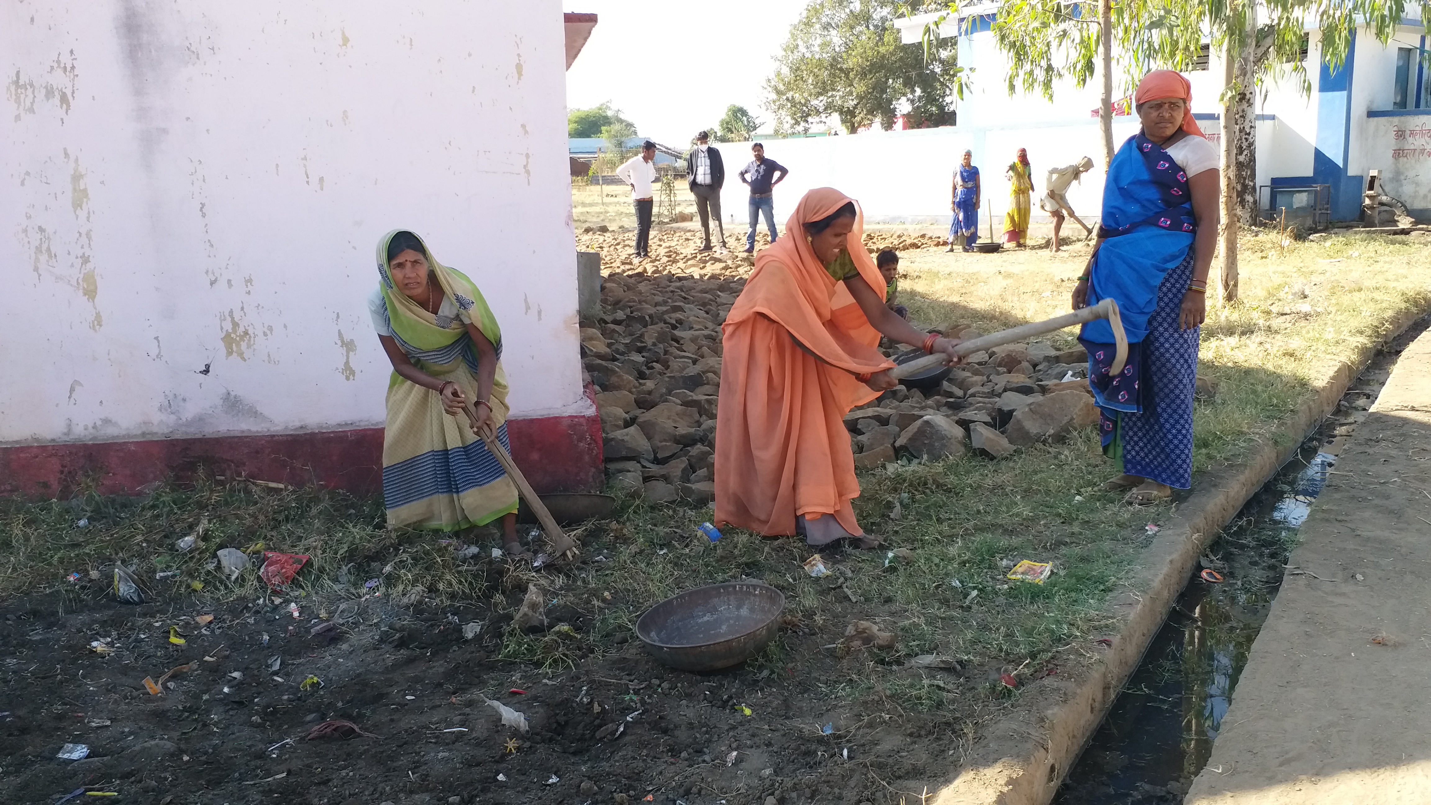 Workers found work under MNREGA in Chhindwara