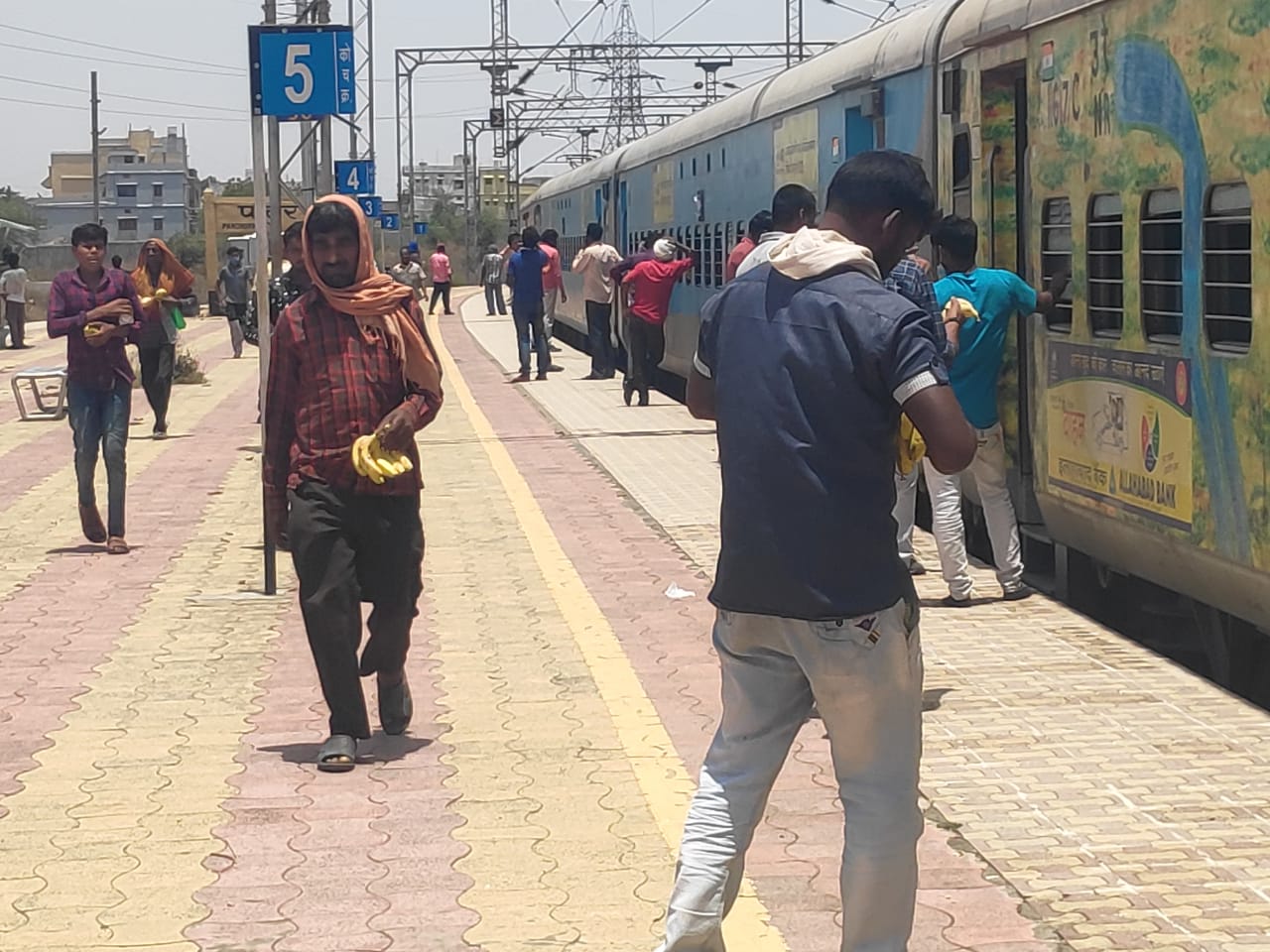 Due to the woman's delivery, the labor special train stopped at Pandhurna railway station for 3 hours.