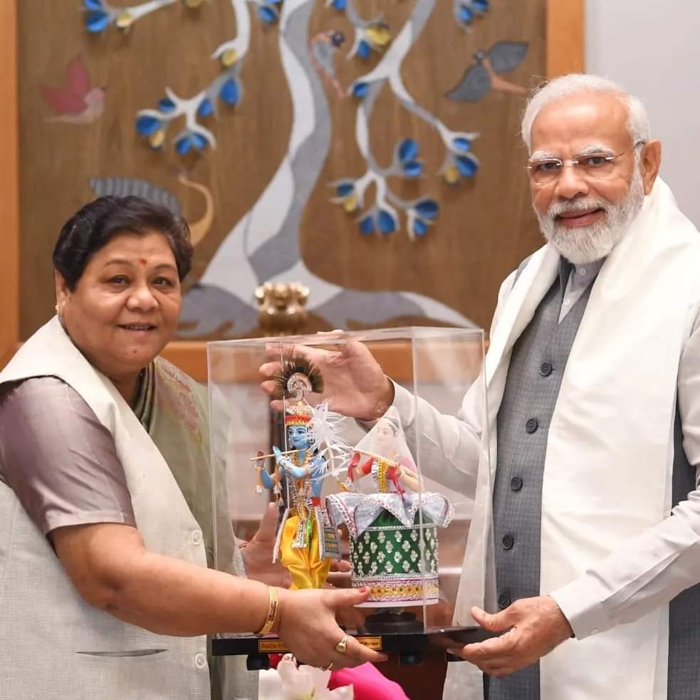 Anusuiya Uike presenting Lord Krishna to PM Modi
