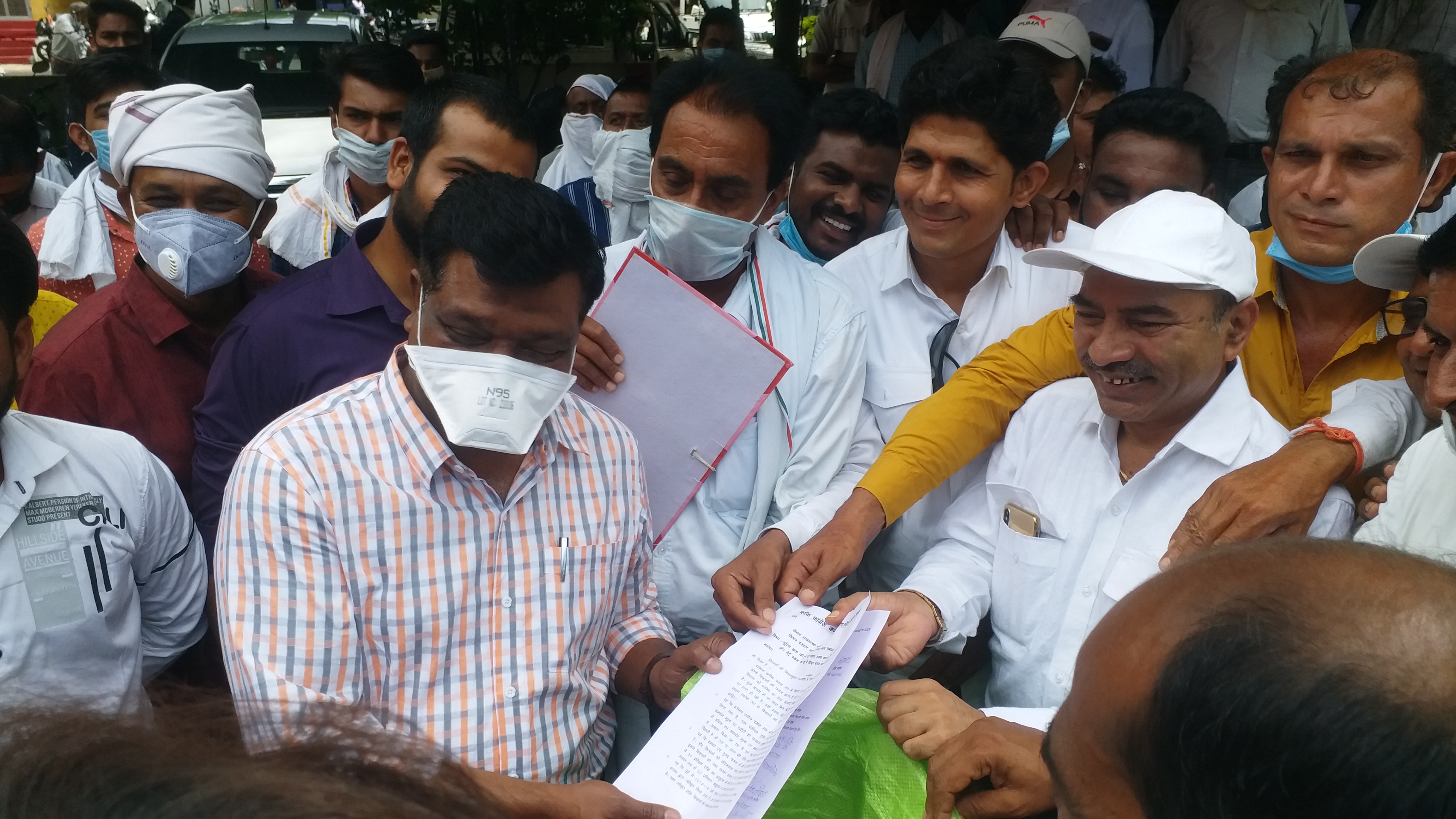 congress-workers-submitted-memorandum-to-agriculture-deputy-director-about-black-marketing-of-urea-in-chhindwara