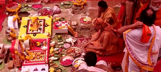 Shankaracharya Swami Avimukteshwaranand worshiping in temple