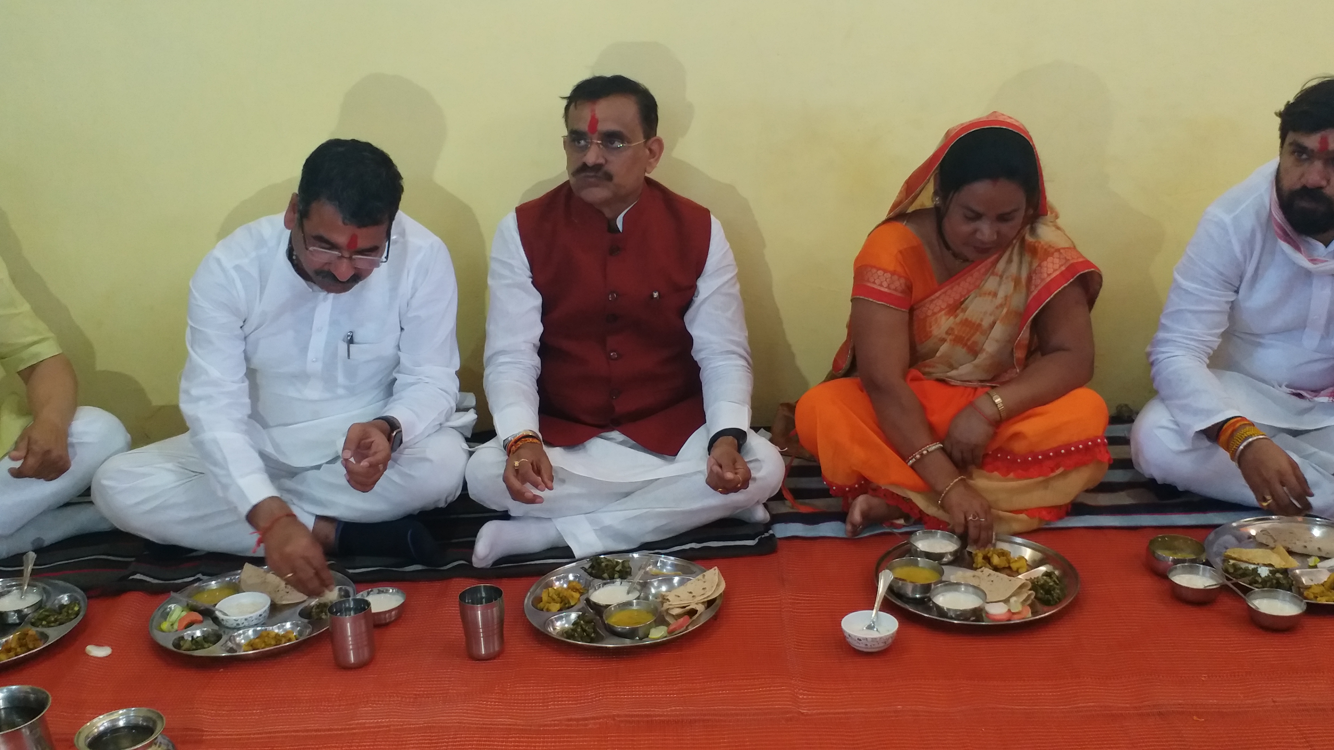 VD Sharma reached to eat food at Dalit's house