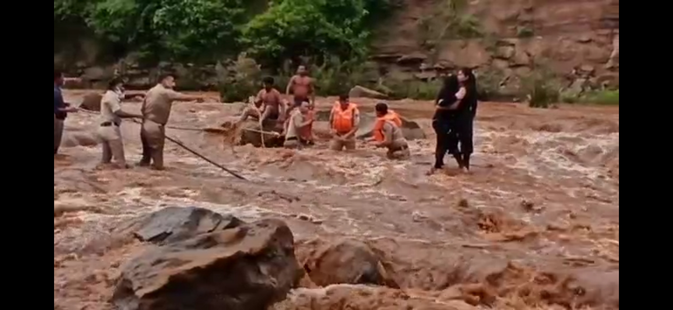 sisters-trapped-in-middle-of-river