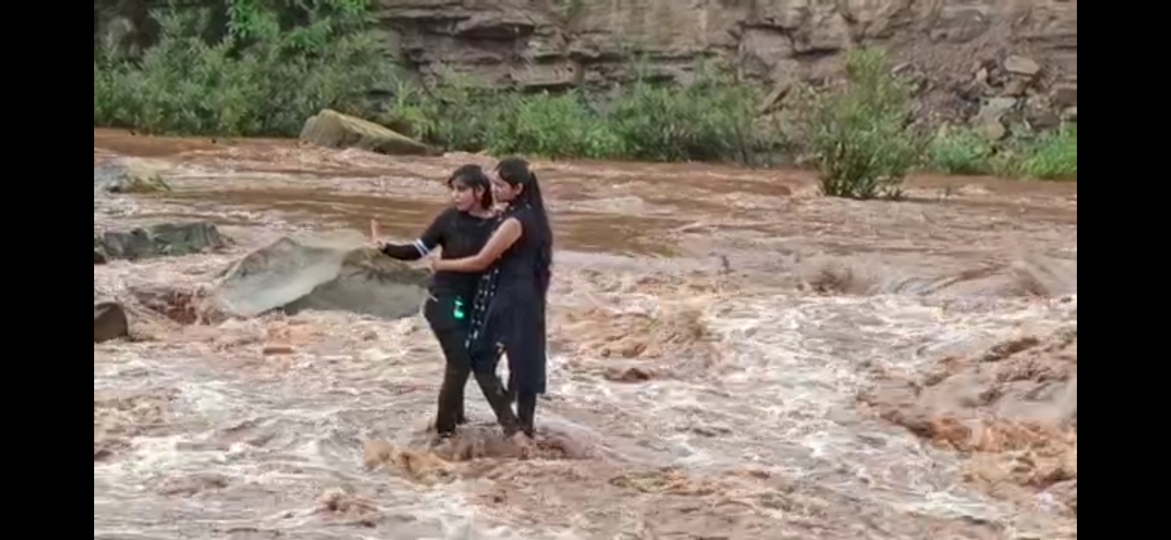 sisters-trapped-in-middle-of-river