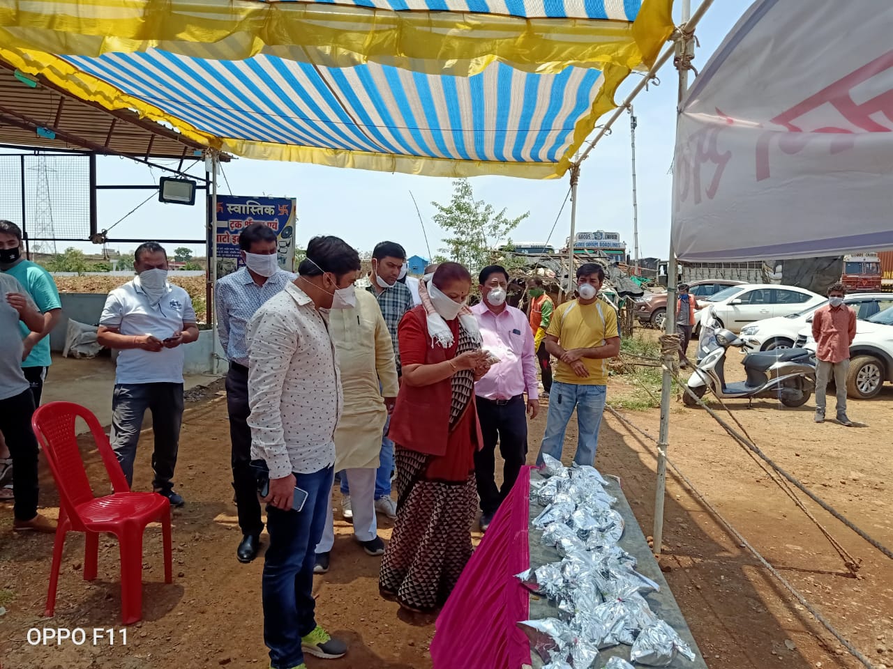 Archana Chitnis and BJP leaders distributed food packets to laborers in Chhindwara