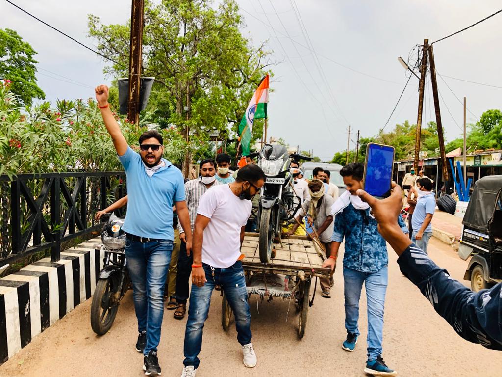 Youth Congress protests over increased prices of diesel and petrol in Chhatarpur