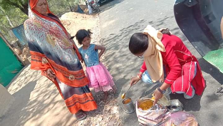 Girl student of college is helping the people in Chhatarpur