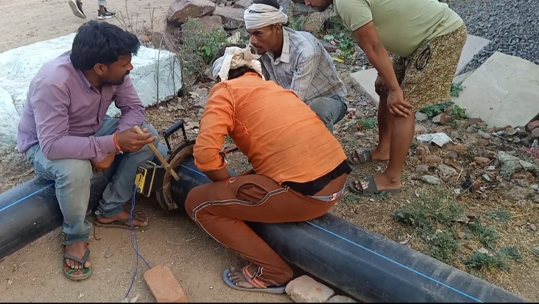 Nagar parishad of gadimalhara of chhatarpur is reparing water tank shut since 12 years