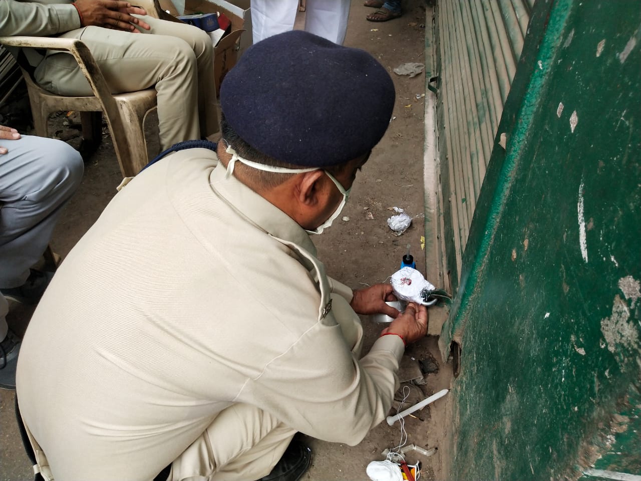 To check black liquor marketing, the administration broke the seal of the shop and stocked the check in chhatarpur