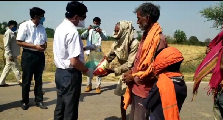 Collector Shilendra Singh distributed food and masks to the needy in Sarawai region of chhatarpur