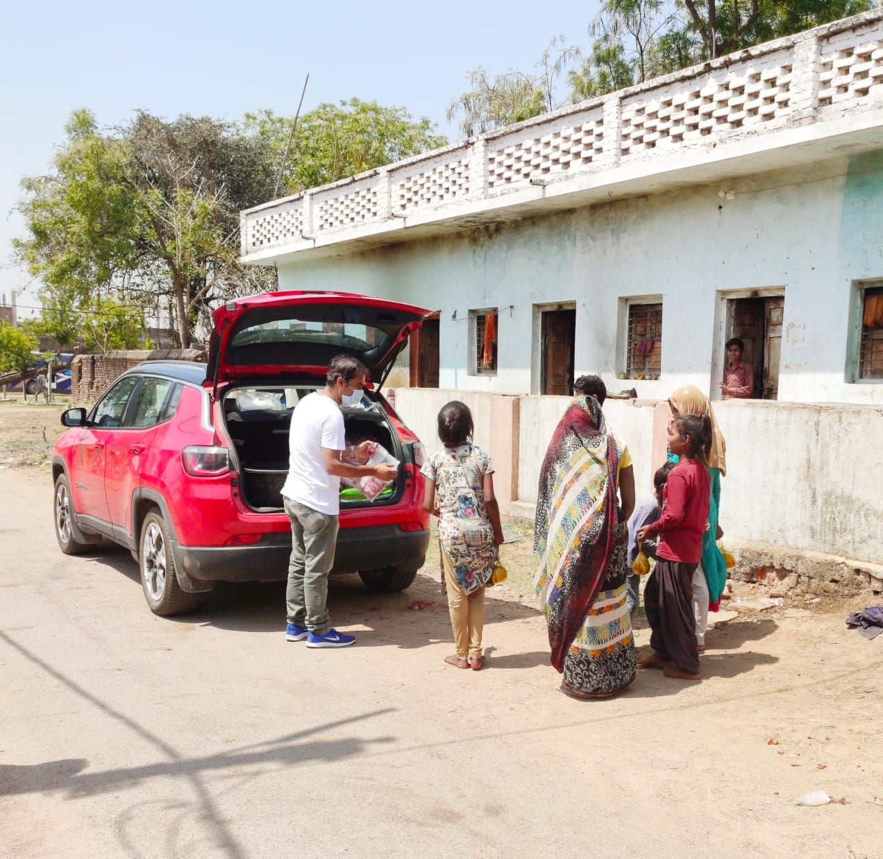 without any publicity social workers are feeding the hungry In Chhatarpur