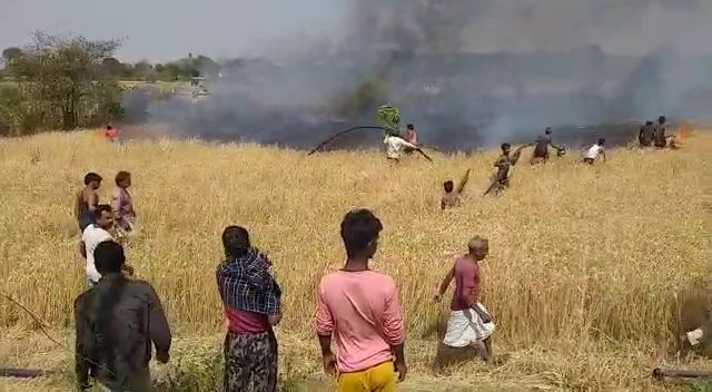 आग बुझाते स्थानीय लोग