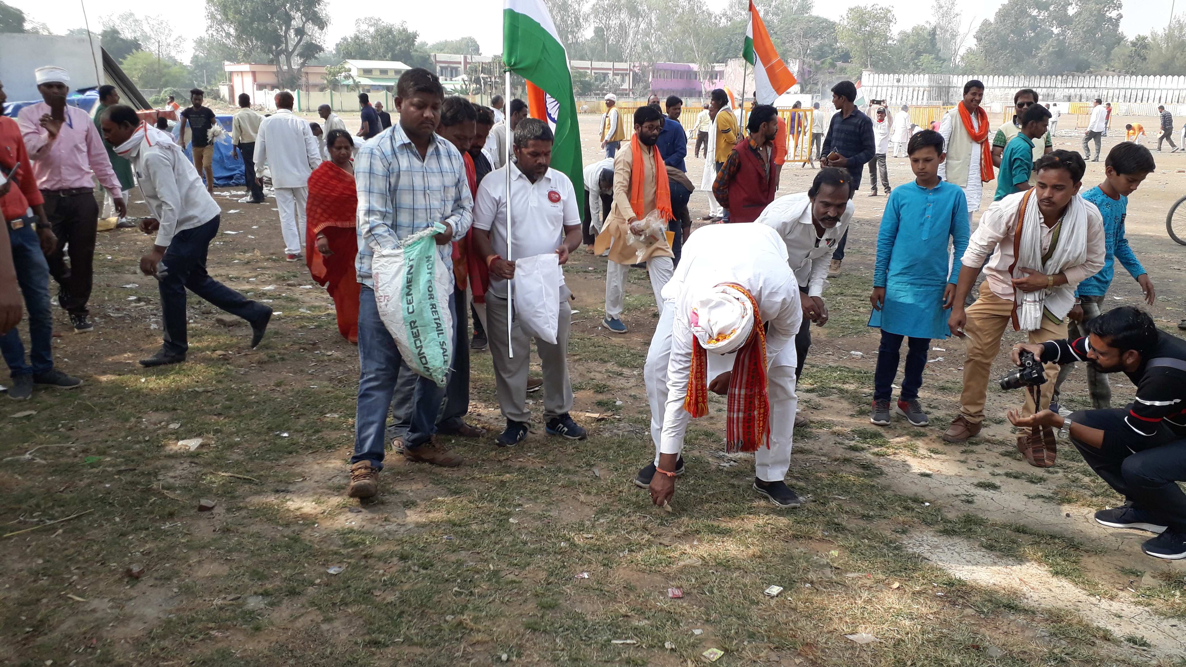 union minister prahlad patel cleaning plastic