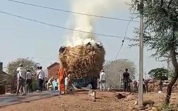 Lightning wire caught fire in crop going in tractor trolley in damoh