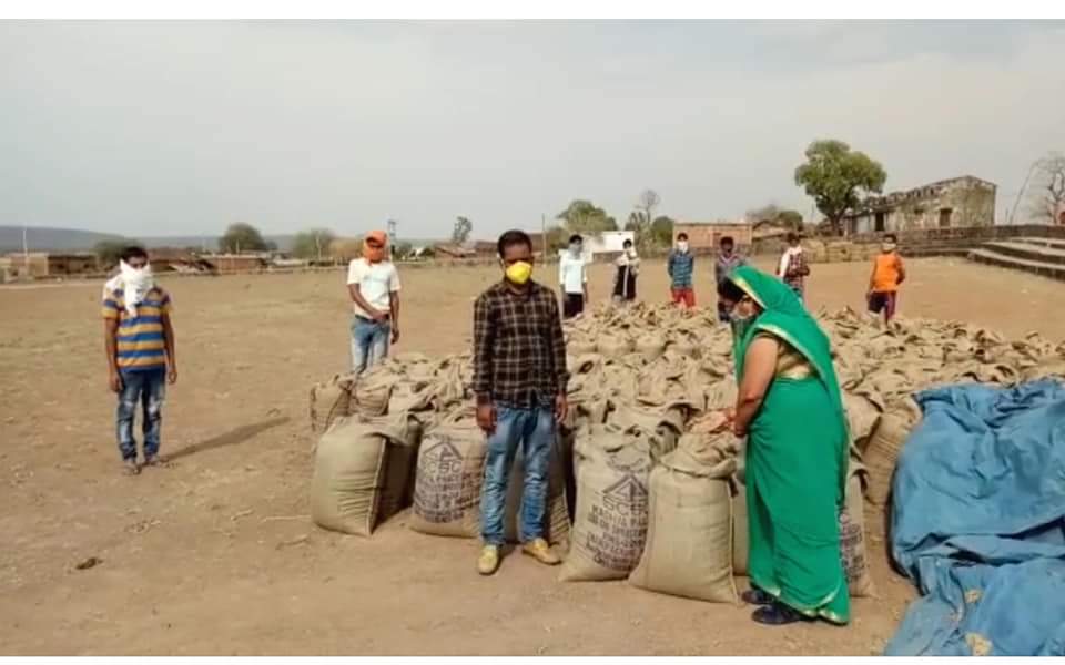 women purchasing paddy