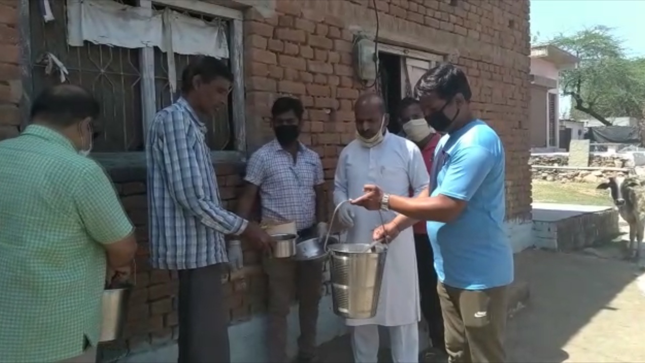 social workers of datiya is providing food to the needy