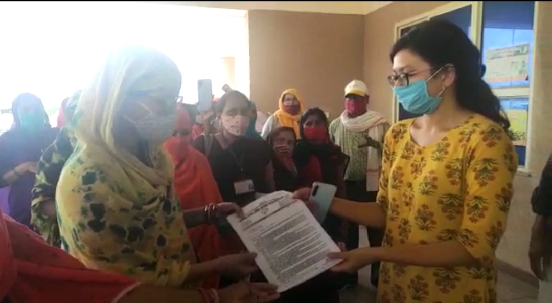 Asha workers handing over the memorandum to the collector