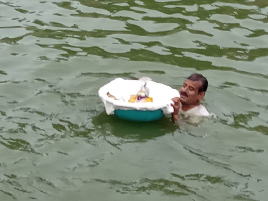 In a small chariot, Shaligaram Maharaj was given a tour of Sonbhadra Kund.