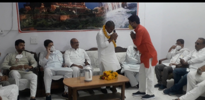 Congress workers welcomed by wearing flower garland