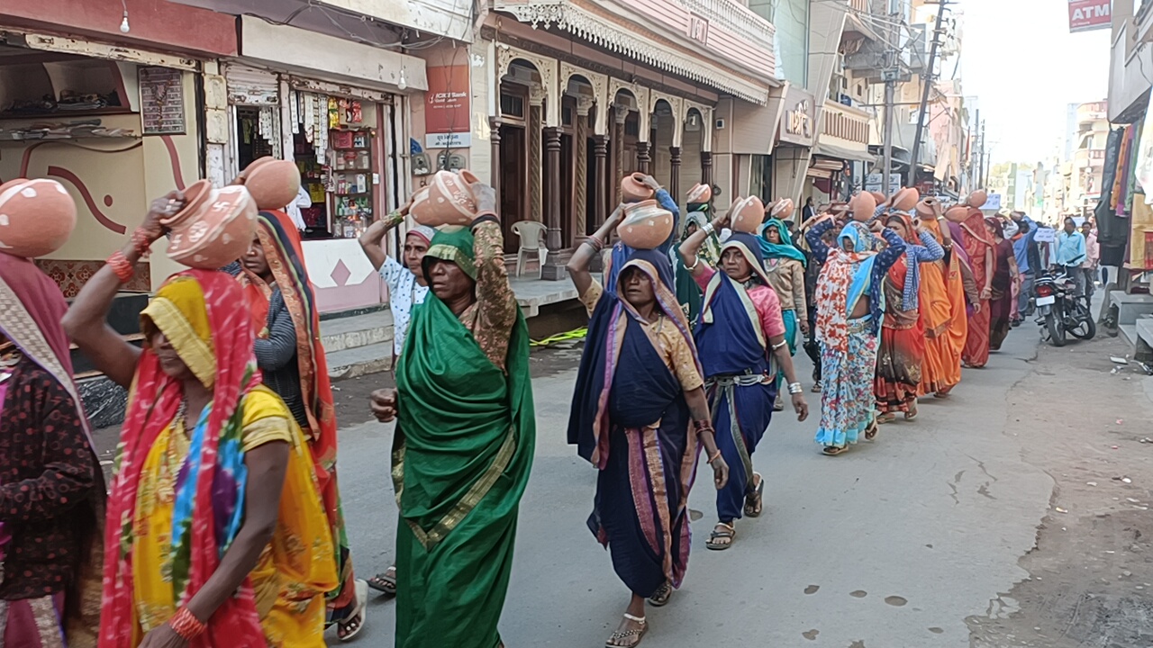 Dewas women protest