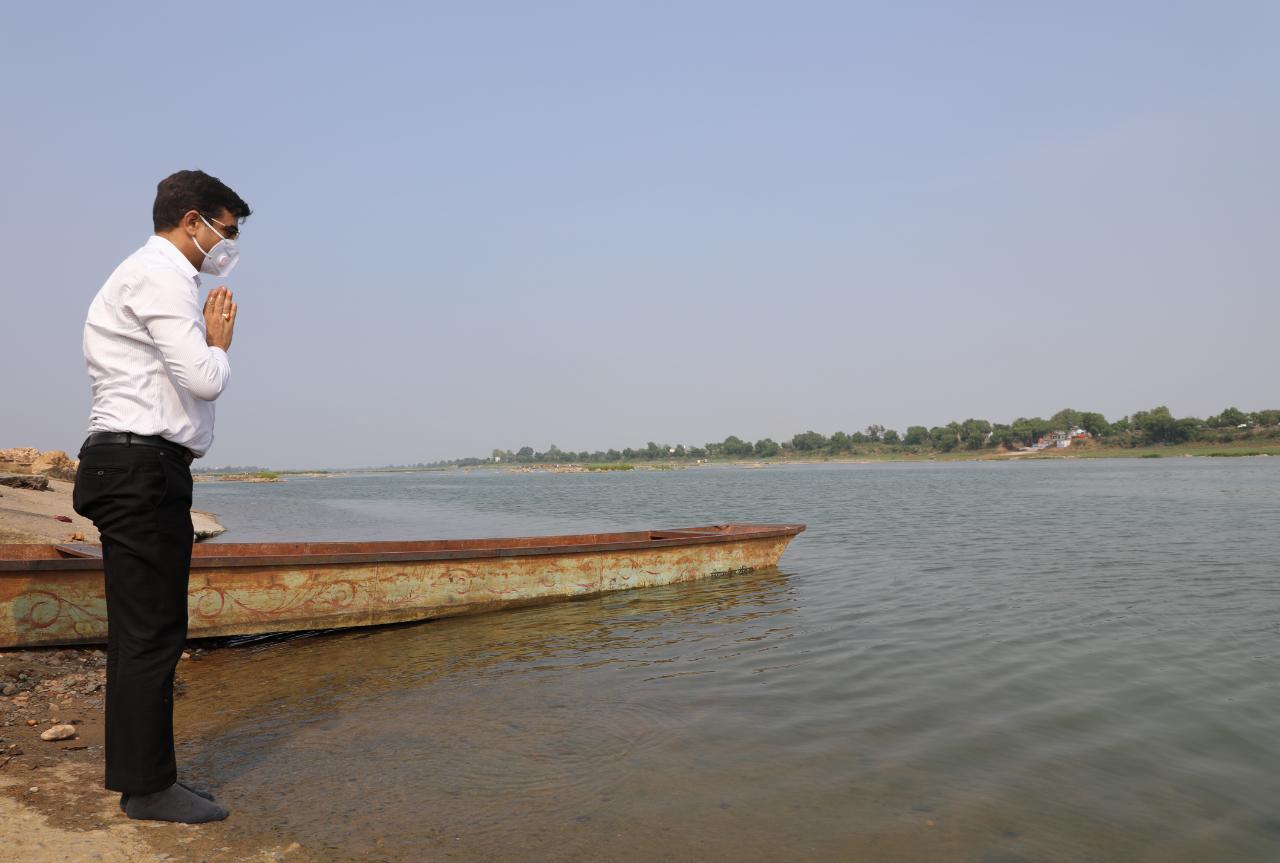 Collector took blessings of maa Narmada