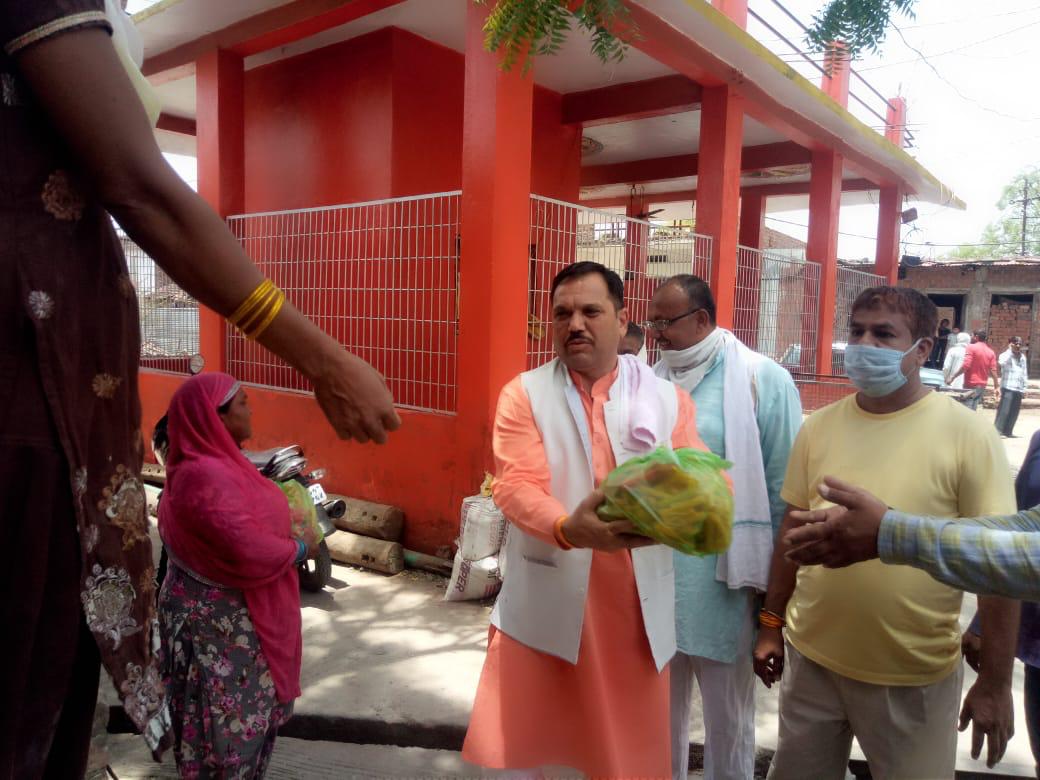 congress leader tawar singh chouhan distributed grocery to needy in barotha village of dewas