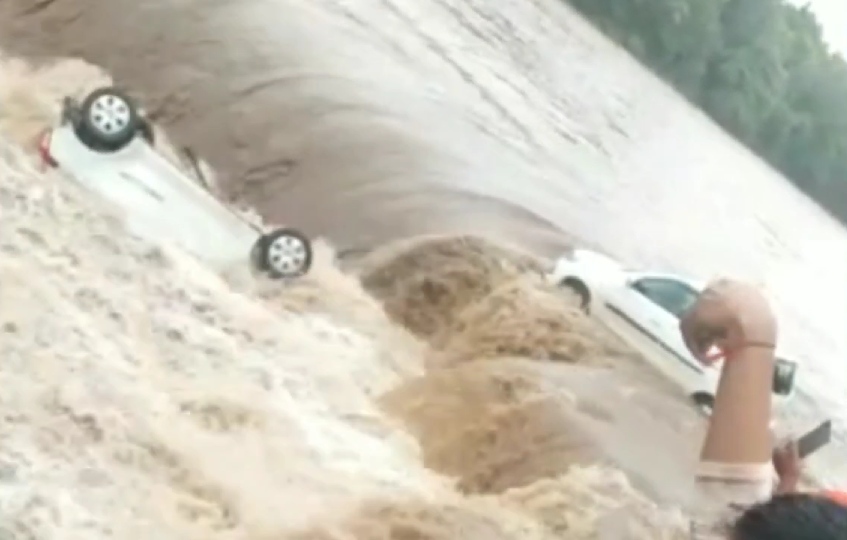 tourists car washed away in jogi bhadak waterfall