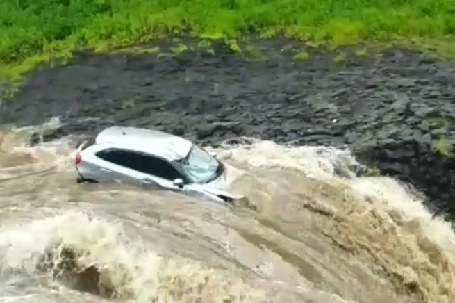 tourists car washed away in jogi bhadak waterfall