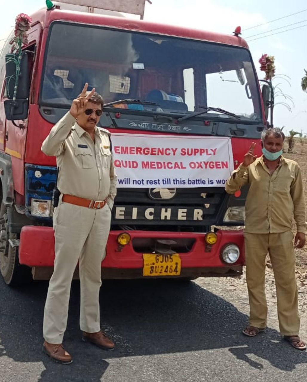 Nowgaon police providing food to drivers and cleaners