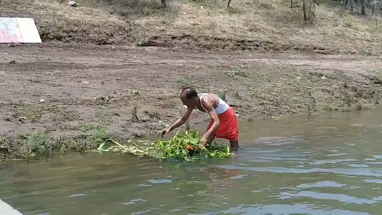 Man who keeps narmada clean in Dhar