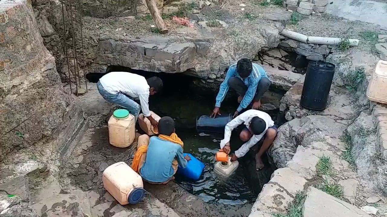 पहाड़ी के नीचे कुंड से भरते है पानी