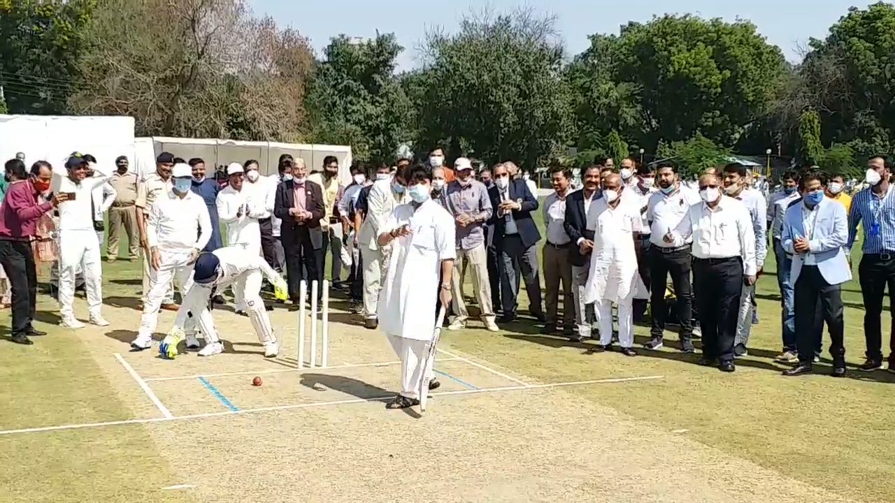 jyotiraditya scindia got out on cricket pitch